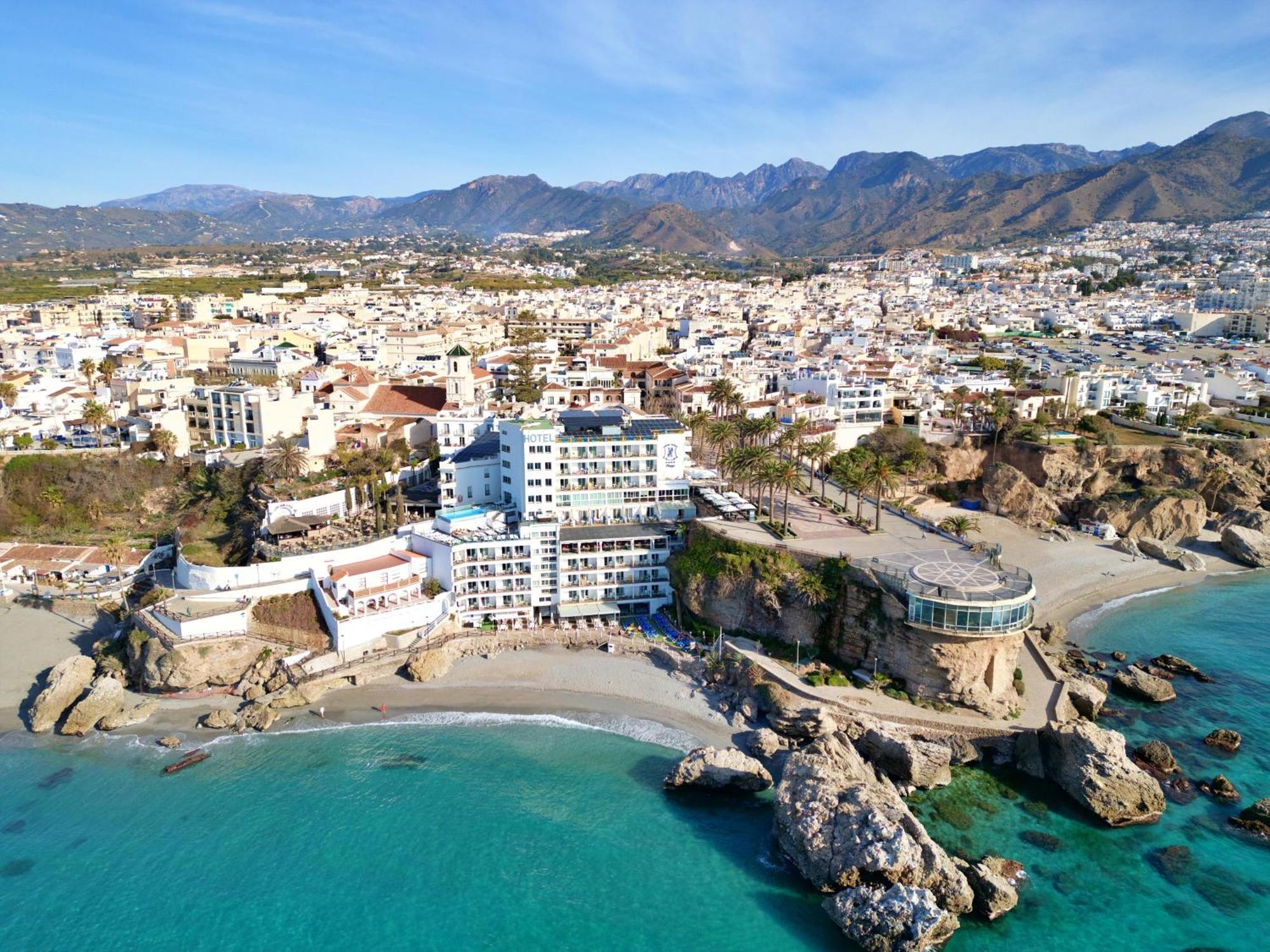 4 Hoteles Céntricos Cerca de Punta Lara en Nerja