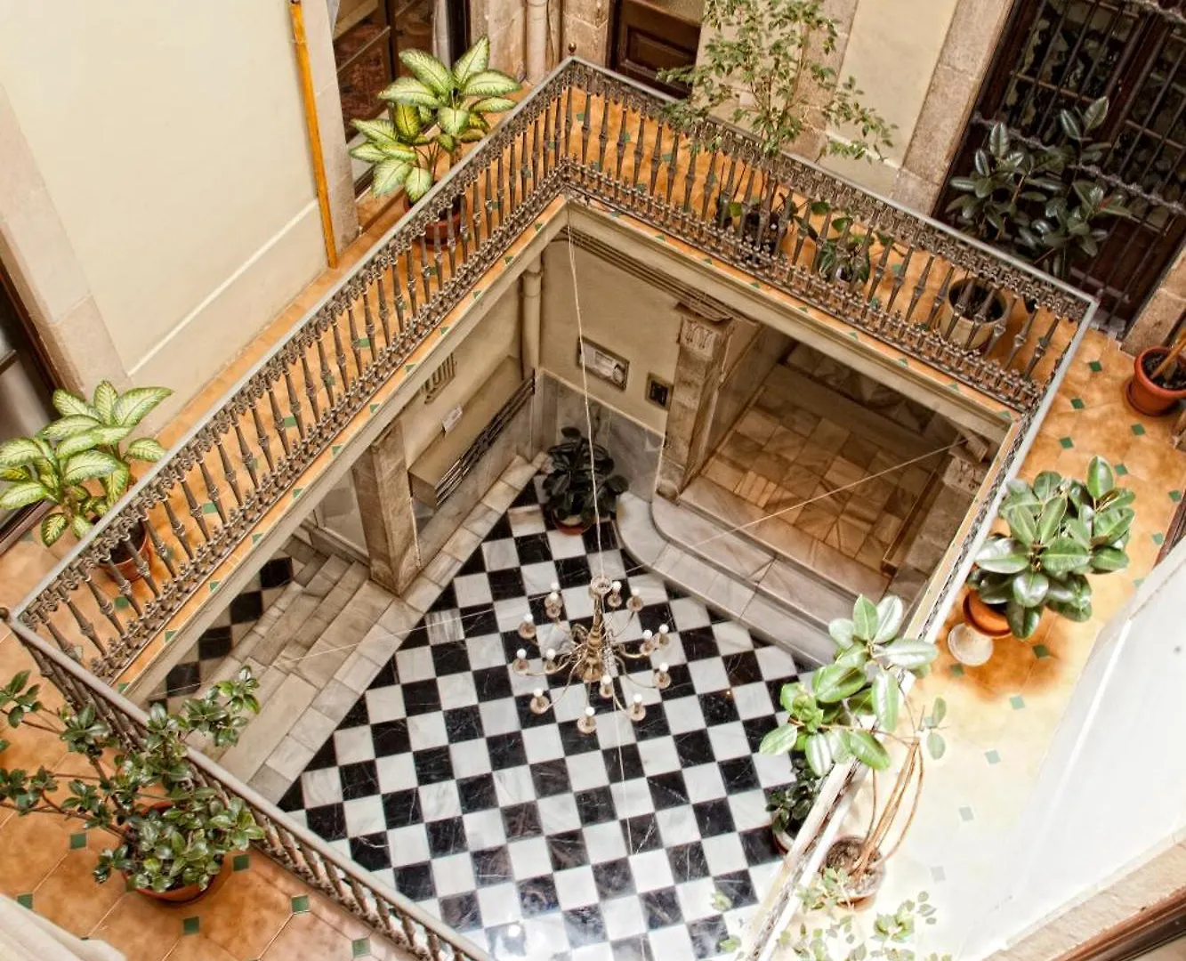 4 Hoteles Baratos en Ciutat Vella Que Vale la Pena Reservar
