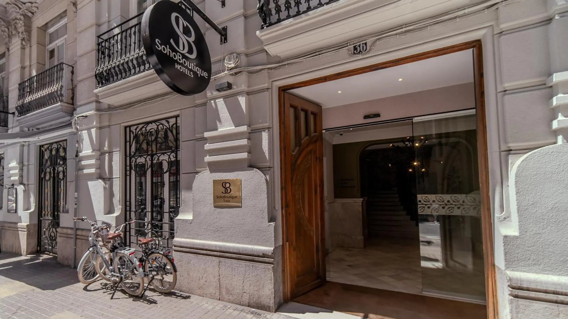 Dónde Alojarse en Eixample Valencia: 4 Hoteles Céntricos