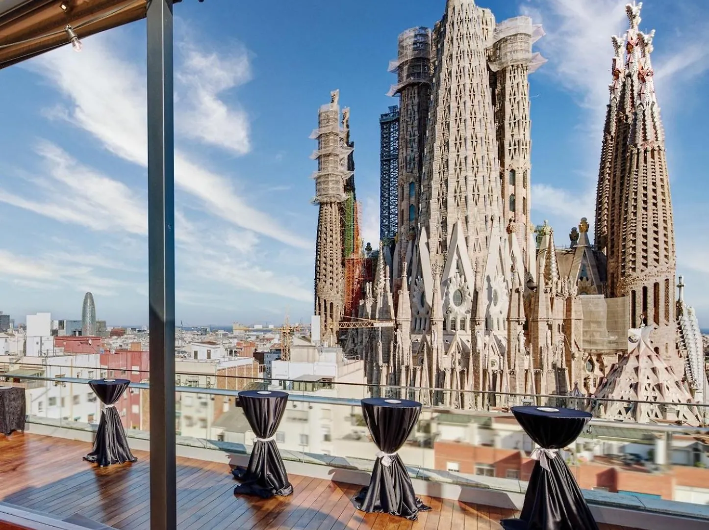 14 Hoteles Románticos Cerca de CosmoCaixa para una Escapada Perfecta