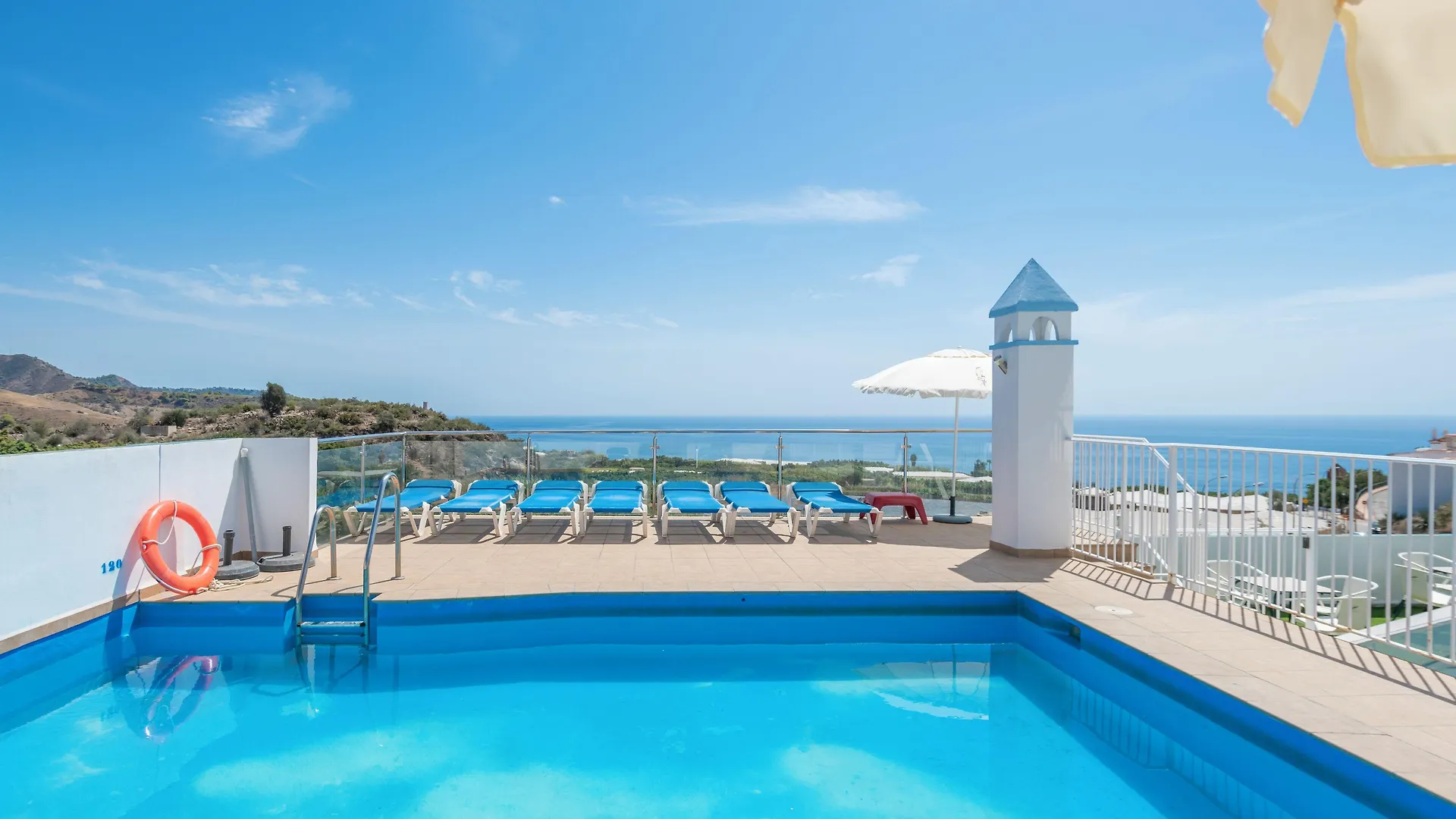 8 Hoteles Céntricos Cerca de las Cuevas de Nerja que Valen la Pena
