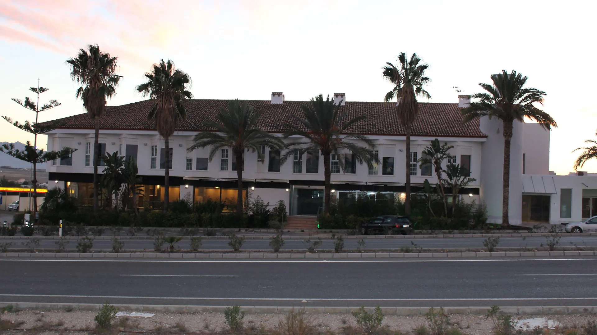 4 Hoteles de 4 Estrellas Cerca de Valle del Este Golf Course